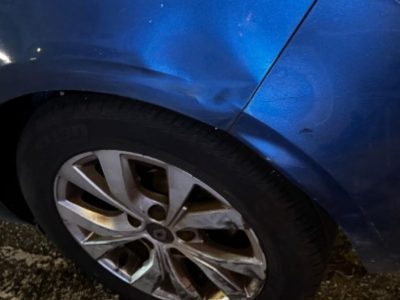 Un septuagenario se lleva por delante varios coches en Cangas