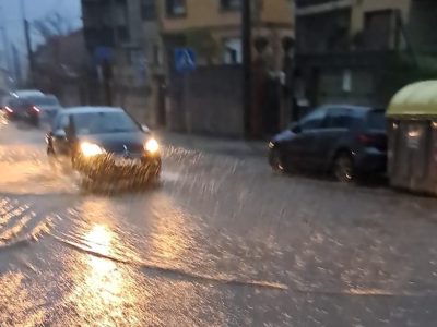 La intensa lluvia desborda el río Bouzós e inunda varias calles del centro de Cangas
