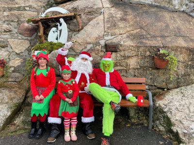 Papá Noel y el Grinch reparten regalos en Herbello por Navidad