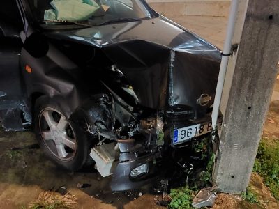 Choca contra un poste en Moaña