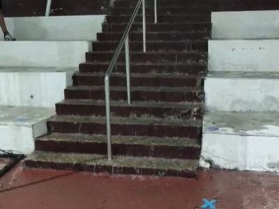 Llueve a cántaros en el pabellón de San Roque: goteras, cascadas y filtraciones