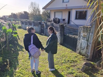 La odisea de una joven en silla de ruedas para salir de su casa