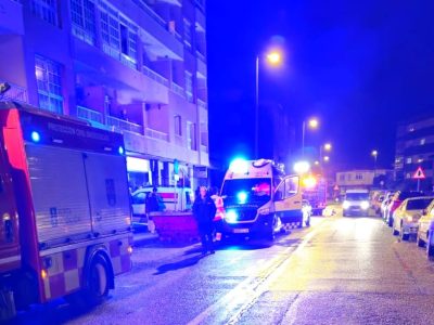 Una persona herida y un edificio desalojado en Cangas por un incendio en la Avenida de Vigo