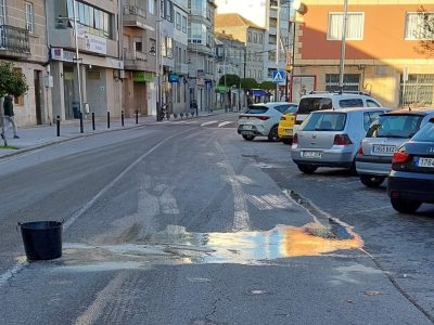 Una mancha de aceite provoca un atasco monumental en el centro de Moaña