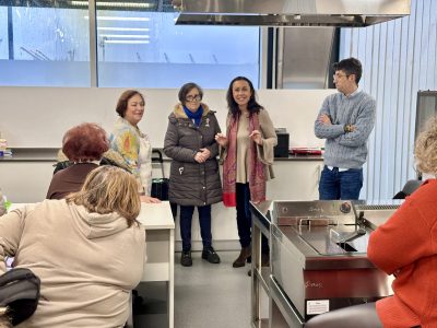 Ramallo visita o novo curso de cociña da Asociación de Mulleres