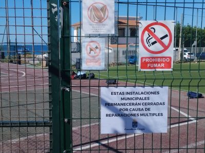 El Club de Tenis de Cangas denuncia el abandono de las pistas municipales 