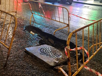 Gran socavón en la Avenida de Bueu
