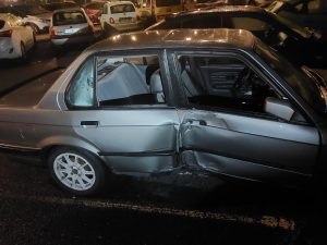 Un conductor que dio positivo en alcohol se empotra en Ramón Cabanillas y huye