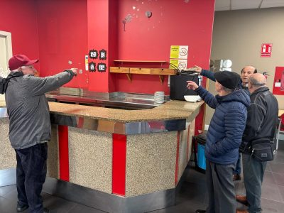 Jubilados que echan humo: sin cafetería y sin dos maquetas