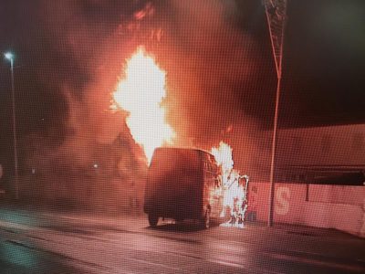 Queman una furgoneta en A Xunqueira y prenden un letrero de la carpa en Moaña