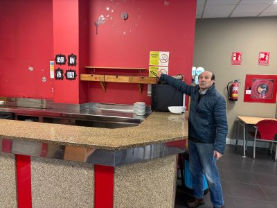 Las maquetas de los barcos que faltan en la cafetería del Centro Social de Cangas fueron entregadas a la familia de sus creadores