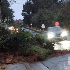 Un desprendimiento corta un carril de la PO-551 en Cangas