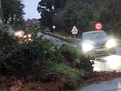 Un desprendimiento corta un carril de la PO-551 en Cangas