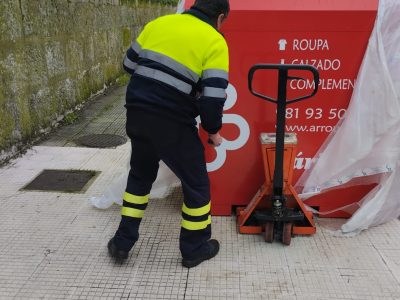 Marín xa recibe os novos colectores de recollida de roupa