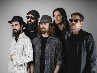 Luback presenta en Cangas “Empty Robe”, un homenaje luminoso a una vida que dejó huella