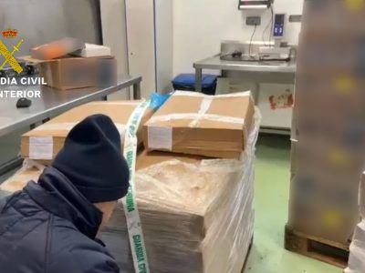 La Guardia Civil inmoviliza 186 toneladas de pescado congelado en Marín