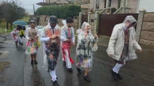 A Asociación Cultural Desafía a choiva coa adquisición de chuvasqueiros transparentes