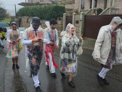 A Asociación Cultural Desafía a choiva coa adquisición de chuvasqueiros transparentes