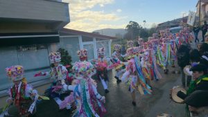 O Entroido de Cobres arrinca cunha comitiva histórica formada por 46 parellas e unha tradición que medra en dimensións