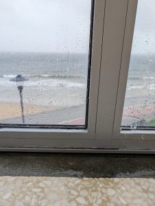 Llueve y ventea en el interior de la Biblioteca Municipal de Cangas