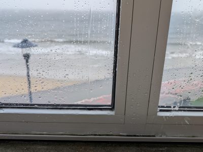 Llueve y ventea en el interior de la Biblioteca Municipal de Cangas