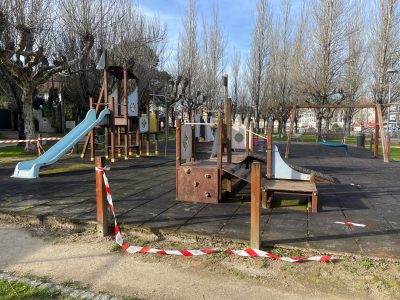 El “abandono” del parque infantil de Aldán, un riesgo para los niños