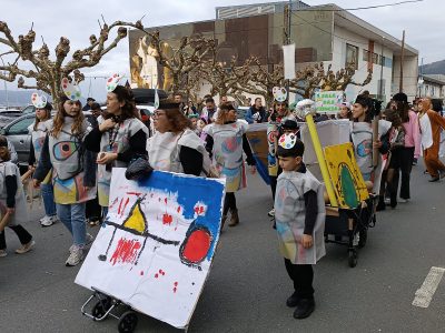 As rúas de Bueu luciron hoxe co desfile do Enterriño da Sardiña