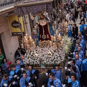 Devoción y tradición marcan el Viernes de Dolores en Cangas