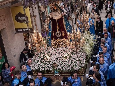 Devoción y tradición marcan el Viernes de Dolores en Cangas
