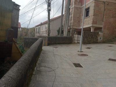 El enjambre de cables a ras de suelo que preocupa en Moaña