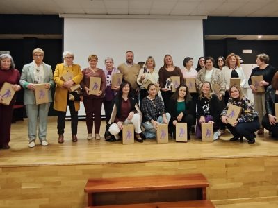 Muelles que tecen memoria: Premio 8M para as gardiás do Entroido de Cobres
