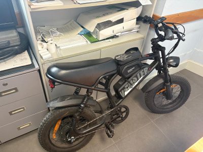 Cazado por la Avenida de Bueu en una ‘bici’ con acelerador que alcanza los 50 Km/h