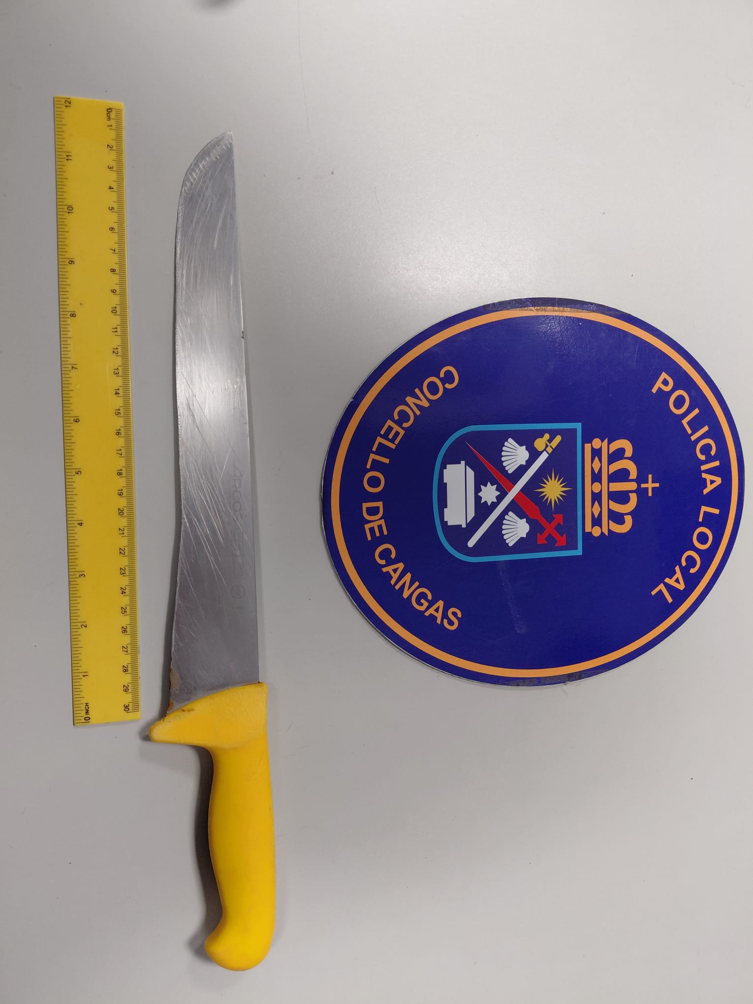 Encuentran un cuchillo a un cliente de un local de hostelería de Cangas implicado en una pelea