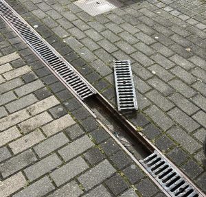 Reclaman al tripartito un plan urgente para actuar en las aceras de Cangas: «Es una situación límite»