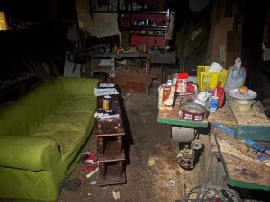 Los okupas abandonan la casa de O Real a cambio de alimentos y dinero