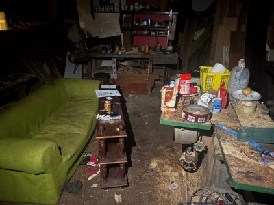 Los okupas abandonan la casa de O Real a cambio de alimentos y dinero