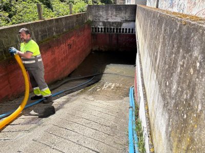 El garaje de Noria sigue lleno pese a extraer miles de litros