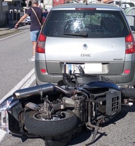 Heridos los pilotos de dos motos esta tarde en dos accidentes en Moaña