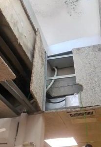 Se cae el techo de los baños de la piscina municipal de Cangas