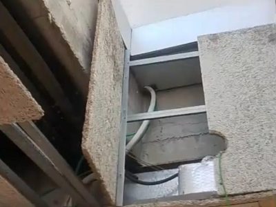 Se cae el techo de los baños de la piscina municipal de Cangas