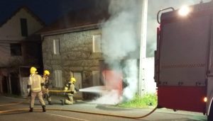 Arde un coche en el interior de un garaje en Abelendo