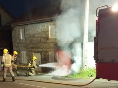 Arde un coche en el interior de un garaje en Abelendo