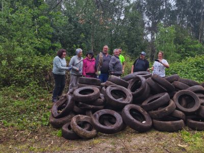 Recollida dun verquido de pneumáticos por parte da veciñanza e a CCMM de Ardán, en colaboración co Concello