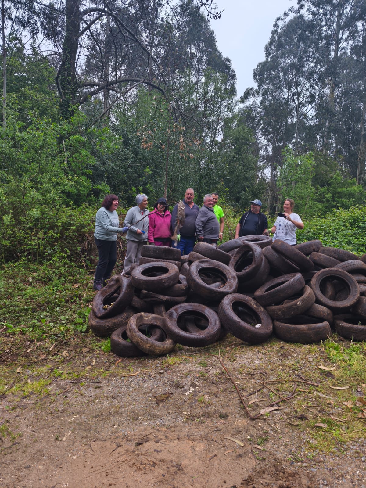 Recollida dun verquido de pneumáticos por parte da veciñanza e a CCMM de Ardán, en colaboración co Concello