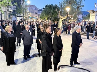 Pasión en las calles de Cangas en un Viernes Santo multitudinario