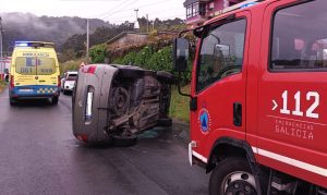 Herido un cangués tras volcar su coche en Coiro