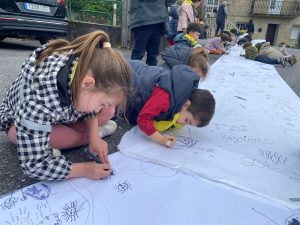 O CRA de Vilaboa conmemora o Día Mundial da Arte cunha gran intervención colectiva inspirada en Christo e Jeanne Claude
