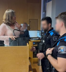 La alcaldesa de Cangas expulsa con la Policía Local a una concelleira del PP que le interrumpió mientras defendía a la Mancomunidade