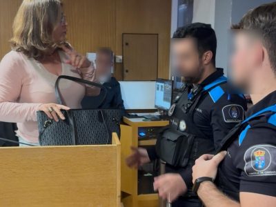 La alcaldesa de Cangas expulsa con la Policía Local a una concelleira del PP que le interrumpió mientras defendía a la Mancomunidade
