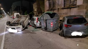 Aparatoso accidente en Cangas: impacta con vehículos estacionados y acaba volcando